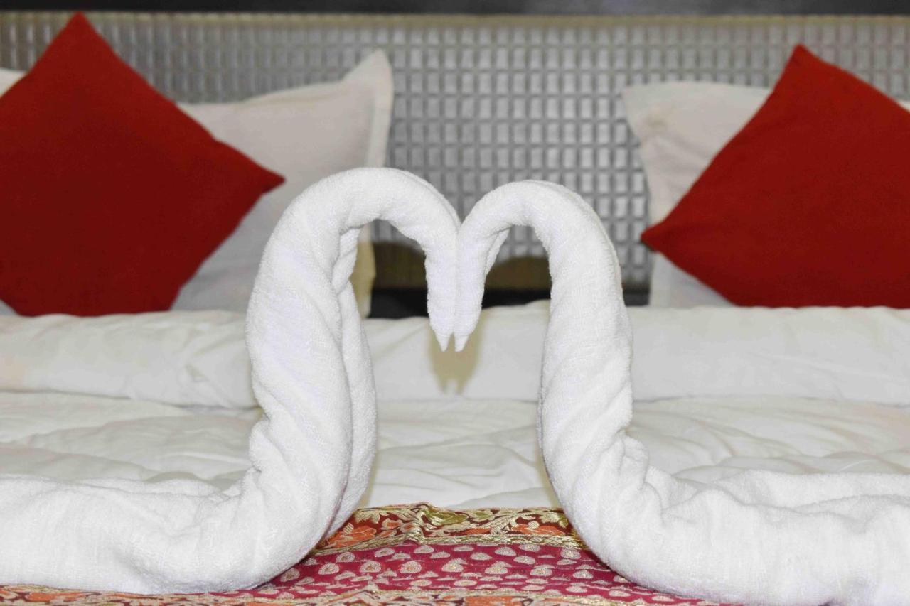 Hotel Mrk Варанаси Экстерьер фото