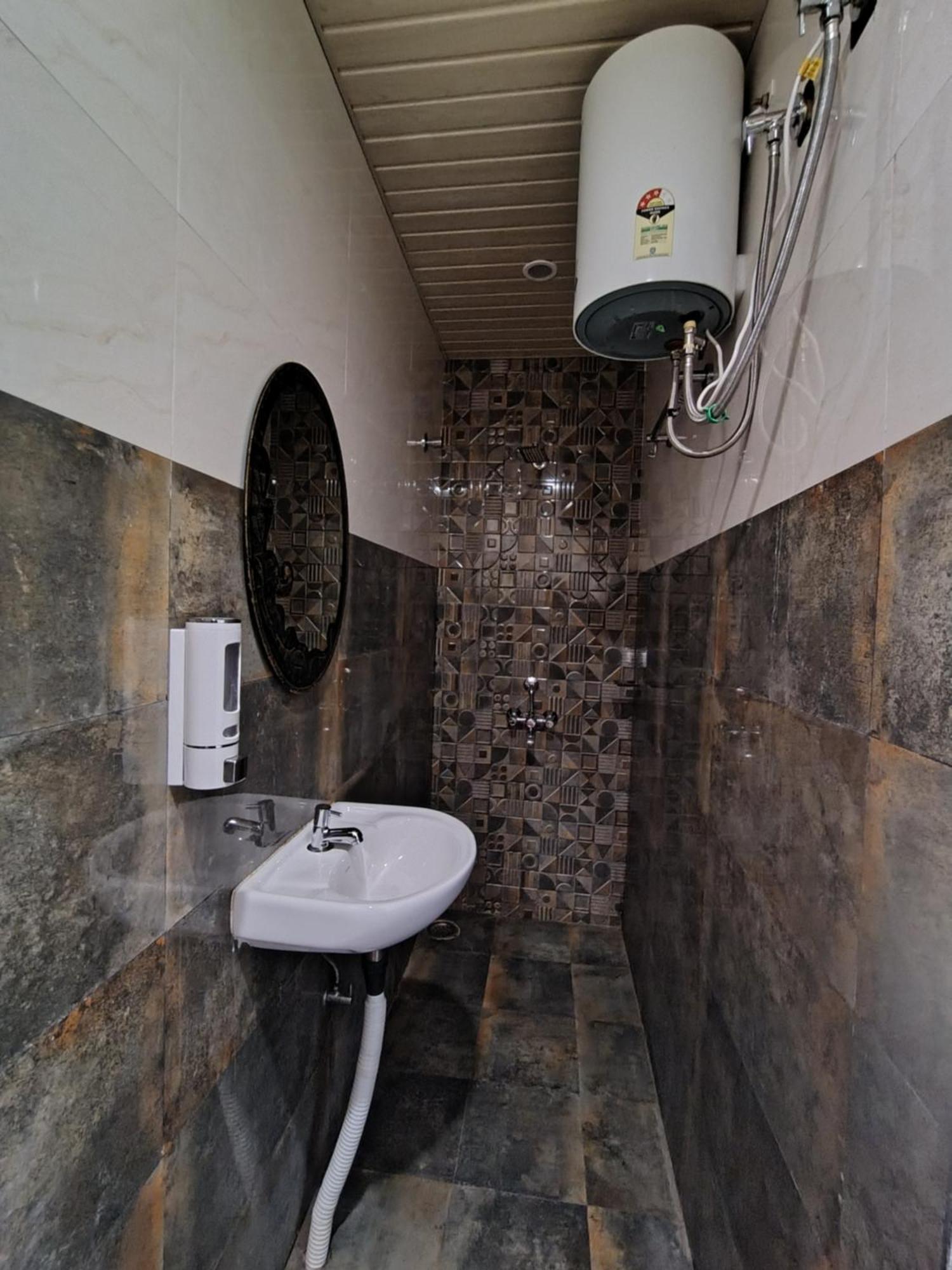 Hotel Mrk Варанаси Экстерьер фото